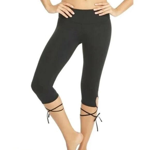 Fabletics Salar Gardenia Crop Black Tie Solid Legging Pants Size Medium - Picture 1 of 11